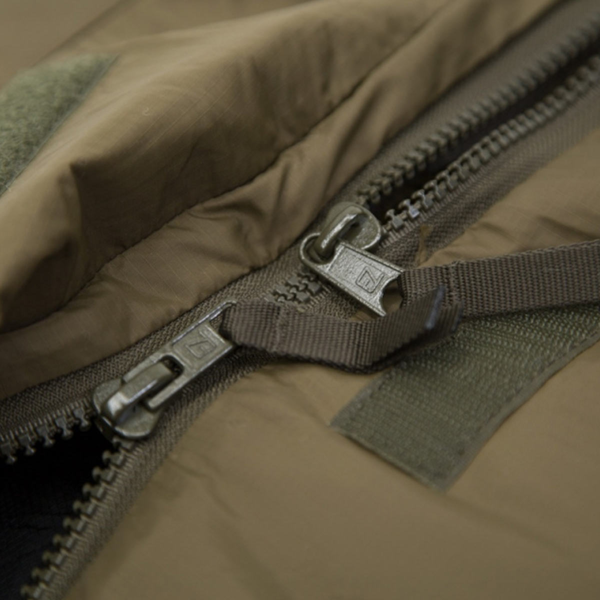 defence 1 top sleeping bag carinthia two way zip