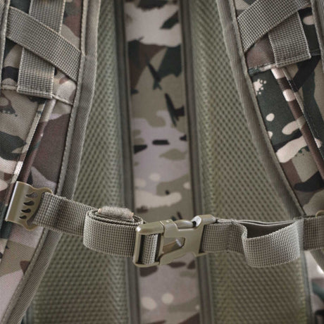adjustable chest strap on camo highlander eagle 2 backpack 30l