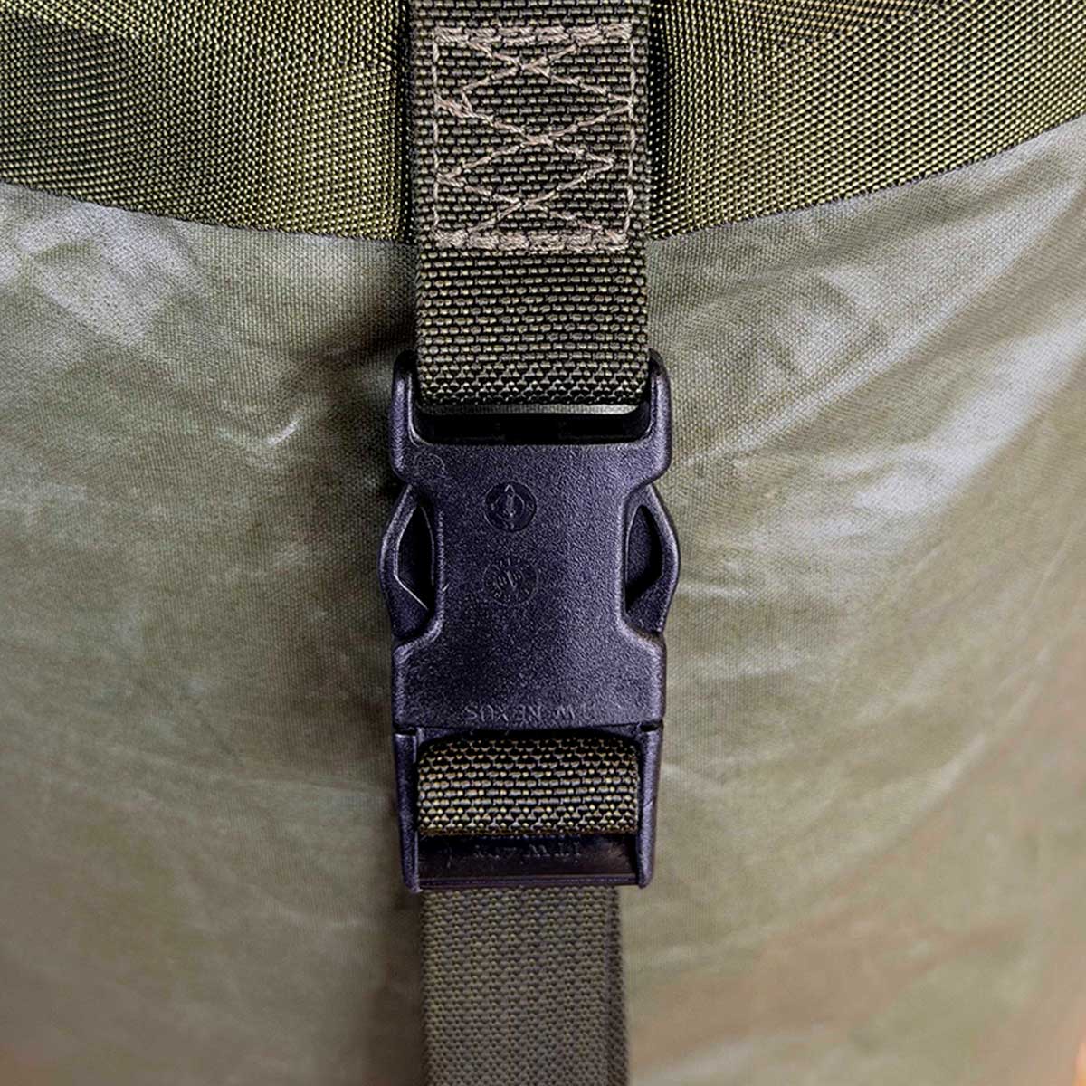 quick release buckles on british army olive compression sack